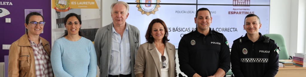 LA POLICÍA LOCAL DA UNA CHARLA EN EL IES LAURETUM SOBRE LA NUEVA NORMATIVA PARA LOS PATINETES ELÉCTRICOS